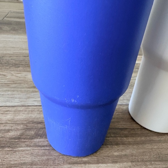 Stanley Iris Blue Water Bottle 30oz & Stanley Cream 40oz bundle of 2 - Picture 9 of 12